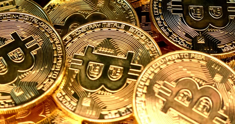 Tendencia alcista de Bitcoin se interrumpe por liquidaciones