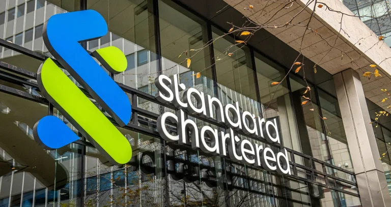Standard Chartered abre la puerta a criptomonedas para Instituciones en Reino Unido