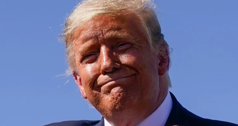 Cómo el Cripto-Emporio de Trump impulsó la riqueza Presidencial en 2025
