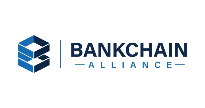 39-asociaciones-bancarias-lanzan-su-propia-red-blockchain-para-frenar-la-fuga-de-capitales En medio de los debates y atrasos en el Capitolio de Estados Unidos por la discusión y aprobación de un marco regulatorio para las criptomonedas como la Ley CLARITY, Wall Street decidió que no esperará a que en Washington D.C., hagan su trabajo. Es por ello, que con 21,8 billones de dólares en activos bajo su paraguas, un grupo de entidades financieras de ese país formaron la BankChain Alliance para desplegar depósitos tokenizados en 2027 y defender su negocio de préstamos frente a las stablecoins De terceros. En la constante batalla de desgaste entre las finanzas tradicionales (TradFi) y el ecosistema cripto, el sector bancario de Estados Unidos acaba de ejecutar su maniobra más ambiciosa y políticamente correcta hasta la fecha. En ese sentido, treinta y nueve (39) asociaciones bancarias estatales —representantes de la masa crítica de la banca regional y comunitaria del país— han anunciado en un comunicado la creación de la BankChain Alliance, un consorcio diseñado para construir, poseer y gobernar una infraestructura blockchain compartida que entrará en funcionamiento operativo en 2027. La iniciativa más allá de parecer un impulso a la innovación tecnológica o el entusiasmo por los activos digitales, en realidad es un movimiento estrictamente defensivo, de un grupo de más de 3.280 instituciones financieras en EEUU. De acuerdo a los registros de la Corporación Federal de Seguro de Depósitos (FDIC, «por sus siglas en inglés»), el sector bancario tradicional ha decidido erigir un cortafuegos frente a la sangría constante de depósitos hacia emisores privados de stablecoins y plataformas de activos digitales. Durante el último año, el debate en Washington respecto al marco regulatorio de los dólares digitales —marcado por la tensión legislativa en torno a la Ley GENIUS y discusiones sobre el rendimiento de las stablecoins— dejaron al descubierto la mayor vulnerabilidad de la banca regional. Cuando un usuario convierte sus dólares bancarios en stablecoins emitidas por terceros como Circle o Tether, el dinero abandona los libros contables de la banca comunitaria. Para un banco regional en Idaho, Texas o Pensilvania, la pérdida de depósitos no es una métrica abstracta, ya que es una estocada directa a su capacidad de otorgar crédito comercial, hipotecario y agrícola a sus comunidades locales. Por lo que, la transferencia masiva de fondos hacia vehículos digitales fuera del sistema bancario tradicional amenaza con desintermediar el crédito donde más se necesita y acaba de plano con el negocio principal de las TradFi. Foto 2 “Se trata de que los bancos de todos los tamaños construyan su propio futuro”, declaró Kathy Kraninger, presidenta interina de BankChain Alliance y exdirectora de la Oficina de Protección Financiera del Consumidor (CFPB, «por sus siglas en inglés»). El nombramiento de Kraninger ha sido clave para las autoridades de supervisión en Washington, ya que indica que la red nacerá ajustada de forma estricta al cumplimiento normativo, la prevención de blanqueo de capitales (AML) y los estándares de conocimiento del cliente (KYC). El pilar técnico de BankChain Alliance no busca competir en la especulación de activos, sino optimizar la arquitectura de pagos, aunque la red contempla la emisión de stablecoins respaldadas por bancos, la verdadera apuesta estratégica reside en la implementación masiva de depósitos tokenizados. A diferencia de una stablecoin emitida por una entidad no bancaria, el depósito tokenizado actúa como una representación digital del saldo existente en la cuenta de un cliente dentro del propio banco. El capital nunca abandona el libro mayor de la institución, conserva de manera nativa la protección del FDIC y permanece bajo el paraguas de las regulaciones bancarias vigentes, lo que brinda ventajas operativas como la Liquidación continua (24/7/365) “24 horas al día, los 7 días de la semana, los 365 días del año”: Contratos inteligentes para pagos programables y la Preservación del margen financiero. Esta liquidación continua 24/7/365, supera las restricciones de horario y los retrasos por lotes del sistema de pagos tradicional (como las redes ACH o FedWire fuera de hora laboral). Mientras que los contratos inteligentes para pagos programables: Permiten la automatización de liquidaciones comerciales complejas, pagos en custodia y gestión de tesorería corporativa sin intermediarios manuales. Por su parte, la preservación del margen financiero: Reduce de forma drástica los costos de compensación interbancaria, protegiendo los márgenes operativos de los bancos de menor tamaño. Un aspecto crucial de la Alianza es su carácter democratizador, ya que tradicionalmente, la exploración de tecnología de contabilidad distribuida (DLT) ha estado acaparada por gigantes de Wall Street mediante iniciativas privadas. Foto 3 Firmas como JPMorgan Chase o Wells Fargo, así como las pruebas transfronterizas que la red SWIFT ha emprendido este año junto a 17 megaentidades globales, amenazaban con dejar a la banca pequeña en una desventaja tecnológica insalvable. La creación de un consorcio respaldado por 39 asociaciones estatales garantiza que un banco comunitario rural pueda ofrecer a sus clientes Pyme la misma infraestructura de pagos inmediatos y liquidación automatizada que un banco global, evitando que la tecnología sea un factor de concentración de mercado. Pese al impacto político del anuncio, el camino hacia 2027 está plagado de retos de ejecución, porque en primer lugar, la Alianza aún se encuentra en proceso de seleccionar al socio tecnológico que desarrollará el núcleo de la plataforma. Integrar un sistema de contabilidad distribuida con miles de arquitecturas de software bancario heredado (legacy systems) requerirá un esfuerzo de ingeniería sin precedentes en el sector. En segundo lugar, la promesa de interoperabilidad será puesta a prueba. Y es que, para ser viable, la red de BankChain Alliance no solo deberá conectar a miles de entidades heterogéneas entre sí, sino que deberá ser capaz de interactuar de forma segura con otras redes de activos digitales y libros mayores institucionales sin comprometer la seguridad del sistema. Con este paso, la banca tradicional estadounidense ha dejado claro que no cederá el futuro de los pagos digitales a las criptomonedas privadas, ya que al asumir la tecnología blockchain como propia y envolverla en el marco regulatorio existente, los bancos no solo buscan modernizar su operativa, sino asegurar su supervivencia en la era de los activos tokenizados.