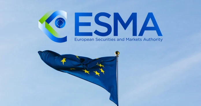 la-esma-fija-el-plazo-de-salida-de-las-stablecoins-no-autorizadas-en-europa-y-las-condiciones Este jueves, la Unión Europea ha dado un paso de máxima firmeza regulatoria que reestructura el panorama de los criptoactivos en el continente porque la Autoridad Europea de Valores y Mercados (ESMA, «por sus siglas en inglés») en un comunicado ha emitido “un dictamen que aclara las expectativas de supervisión” de las stablecoins, que no cumplen con los requisitos del Reglamento sobre Mercados de Criptoactivos (MiCA, «por sus siglas en inglés»). El dictamen de alto voltaje jurídico e industrial que establece un ultimátum definitivo para todos proveedores de servicios de criptoactivos (CASP, «por sus siglas en inglés»), que están autorizados para operar dentro del bloque comunitario con una hoja de ruta definitiva para la retirada progresiva y ordenada de estos activos digitales estables. De acuerdo la directriz emitida por la ESMA, aquellos tokens referenciados a activos (ART, «por sus siglas en inglés») y tokens de dinero electrónico (EMT, «por sus siglas en inglés») —popularmente conocidos como stablecoins— que no cumplan a cabalidad con los estrictos requisitos de MiCA, ya tienen fecha de salida el Espacio Económico Europeo (EEE). Esta decisión de la autoridad supervisora del sistema financiero de la UE, no representa una simple recomendación administrativa, sino una directriz de supervisión unificada dirigida a las Autoridades Nacionales Competentes (ANC) de los Estados miembros. El mensaje central del regulador europeo es categórico para los CASP autorizados bajo el paraguas de MiCA, los cuales tienen prohibido mantener, introducir o facilitar de manera directa o indirecta el acceso de los clientes de la Unión Europea a stablecoins que carezcan de la debida autorización legal. Foto 2 La medida sella definitivamente las vías por las cuales los usuarios minoristas e institucionales europeos podían adquirir, negociar o mantener exposición a activos digitales que operaban al margen del marco de transparencia, solvencia y supervisión exigido por Bruselas. El dictamen emitido por la ESMA abarca la totalidad del ecosistema de servicios financieros digitales regulados por el Título V de MiCA, ya que, la prohibición no discrimina entre las diferentes formas de intermediación, extendiéndose de manera transversal a plataformas de negociación, servicios de intercambio, ejecución y transmisión de órdenes, colocación de criptoactivos, asesoramiento financiero, servicios de custodia, administración y gestión de carteras. En la práctica, esto significa que ningún operador con licencia europea podrá ofrecer una pasarela operativa que permita a sus usuarios invertir o interactuar con stablecoins no conformes, con las regulaciones de Europa. Por ello, la ESMA subraya en su argumentación jurídica que los riesgos asociados a estos criptoactivos no provienen únicamente de las fallas operativas del servicio en sí mismo, sino que son inherentes al estatus de ilegalidad o incumplimiento del emisor. Al no contar con los salvavidas institucionales requeridos por la normativa comunitaria —tales como reservas de activos altamente líquidas, derechos de reembolso garantizados, estructuras de gobernanza transparentes y supervisión continua—, estos tokens representan una amenaza directa para la estabilidad financiera, la integridad del mercado y la protección de los inversores. Asimismo, el regulador ha querido cerrar cualquier resquicio interpretativo respecto al uso de “advertencias de riesgo o descargos de responsabilidad” por parte de las plataformas, de manera que el organismo europeo ha dejado claro que la simple inclusión de avisos informativos o formularios de reconocimiento de riesgos firmados por los clientes no constituye un sustituto válido ni efectivo de los salvavidas estructurales que exige MiCA. Las advertencias no evitan la disponibilidad continuada de activos de alto riesgo ni mitigan la vulnerabilidad de los usuarios ante eventuales colapsos de los emisores. Por consiguiente, la única vía para garantizar la seguridad del mercado europeo es la “supresión total de cualquier canal que facilite el acceso o la utilización de estos instrumentos”. A pesar de la contundencia de la prohibición, la ESMA ha contemplado un mecanismo de salida estrictamente acotado para gestionar el inventario preexistente y evitar daños económicos desproporcionados a los inversores que aún mantengan posiciones en estos activos. Las autoridades nacionales competentes deberán exigir la subsanación de cualquier exposición remanente a la mayor brevedad posible, estableciendo un plazo improrrogable de tres meses a partir de la publicación oficial del dictamen. Durante esta ventana transitoria, la continuidad de cualquier servicio por parte de los CASP quedará limitada de forma exclusiva a las actividades indispensables para garantizar un cierre ordenado de posiciones (wind-down). Foto 3 Esto se traduce en que las plataformas únicamente podrán habilitar funciones de liquidación, conversión, retirada, transferencia o custodia de las tenencias existentes, quedando totalmente prohibido el lanzamiento de nuevas adquisiciones, la apertura de posiciones adicionales, la promoción comercial, la distribución activa o cualquier otra maniobra que fomente la liquidez y la disponibilidad de las stablecoins no conformes en el mercado europeo. Una vez agotado el plazo, cualquier rastro operativo de estos activos constituirá una violación directa de las directrices de la UE y activará los mecanismos sancionadores correspondientes por parte de los reguladores nacionales. Según los voceros de la autoridad supervisora del sistema financiero de la UE, esta decisión responde a la necesidad imperiosa de evitar graves distorsiones en el terreno competitivo del mercado financiero europeo. Permitir que tokens no autorizados continuaran operando en igualdad de condiciones habría generado una competencia desleal frente a los emisores que han realizado el esfuerzo financiero y operativo de adaptarse a los rigurosos estándares de MiCA. Los emisores conformes soportan altos costos de cumplimiento, obligaciones de transparencia y exigencias de reservas de activos rigurosas, elementos que otorgan seguridad jurídica al sistema pero que encarecen la operativa. Si las stablecoins sin regulación hubieran podido mantener su liquidez y accesibilidad a través de intermediarios autorizados, se habría incentivado un sistema de doble rasero normativo, socavando los objetivos fundamentales de la legislación europea. Con este paso, la Unión Europea consolida su posición como la jurisdicción con el marco regulatorio para criptoactivos más estructurado, complejo y exigente del mundo, demostrando a aquellos emisores de stablecoins globales no autorizados, que la integración en el mercado comunitario pasa ineludiblemente por el acoplamiento total a los estándares de MiCA. Para los inversores y usuarios profesionales, el escenario exige una revisión exhaustiva de sus carteras y de la infraestructura de sus proveedores de servicios financieros para liquidar antes del próximo 8 de enero de 2027 sus posiciones en estas stablecoins no autorizadas. No cabe duda, que el ecosistema cripto en Europa con MiCA se hará cada vez más pequeño, porque desde hace rato ha entrado en una realidad donde la “legalidad supervisada” y el pago de elevados “costos de cumplimiento” será el único requisito para la subsistencia operativa dentro del continente, así que la era del encarecimiento de los estándares cripto en la Unión Europea ha comenzado.